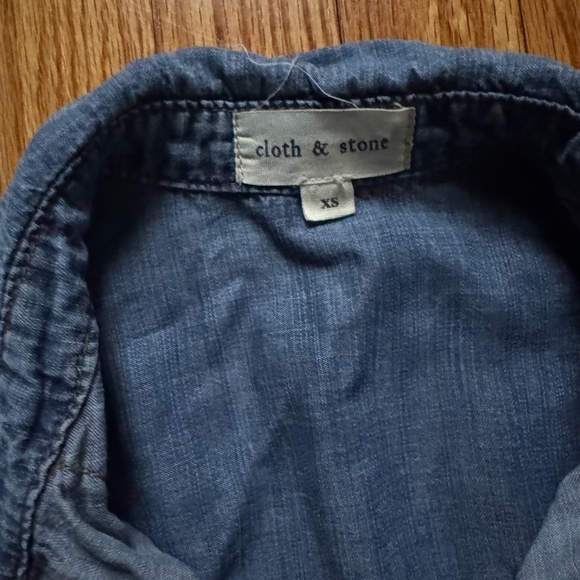 Cloth + Stone Anthropologie Blue denim button-up shirt with relaxed fit Size XS - Picture 6 of 7